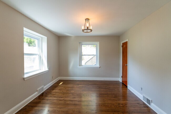 Building Photo - Rare 4 bed Gem in Marple Newtown