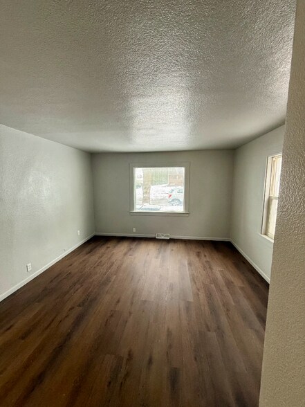 Building Photo - 406 Center Ave