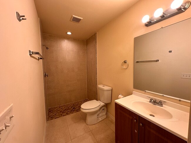 Building Photo - 1405 SE 10th Terrace