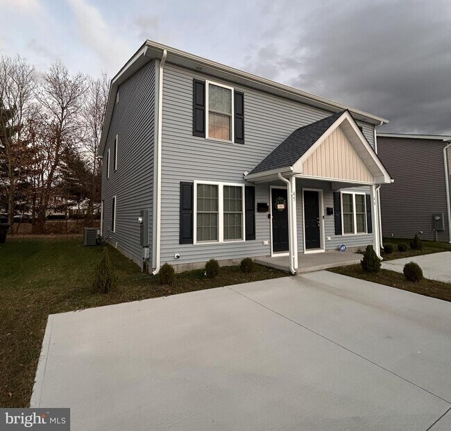 Building Photo - 45 Meadow Wood Ln