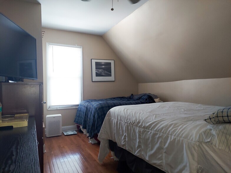 Building Photo - 1832 W Addison St