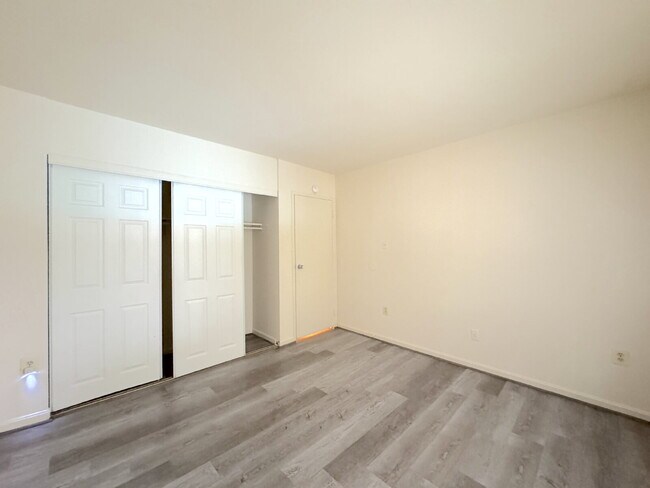 Building Photo - Charming Townhome in Prime Annandale Location
