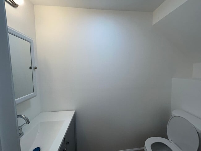 Building Photo - Gorgeous 3 bedroom 1 1/2 bathroom Single F...