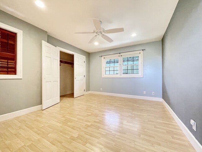 Building Photo - Dog Friendly 2/2 Kailua Duplex with one off-street parking!