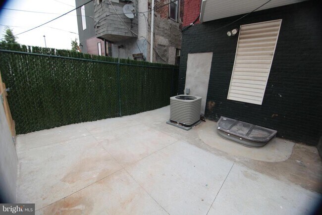 Building Photo - 1852 Willington St