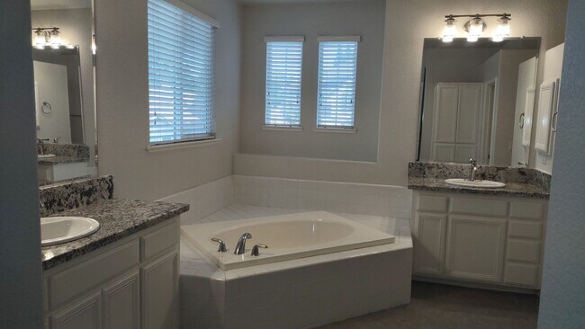 Building Photo - 6121 Lockridge Dr