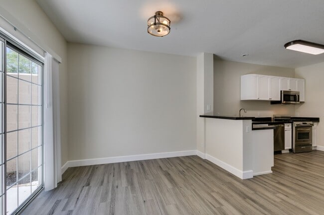 Building Photo - Modern 2-Bedroom Green Valley Townhome