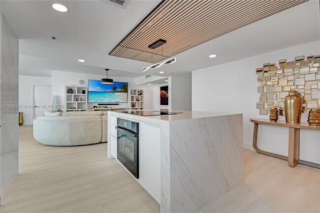 Building Photo - 1800 N Bayshore Dr