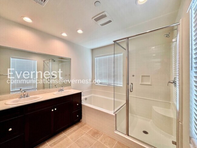 Building Photo - 4 Bed/3 Bath Home with Fenced Yard & Garage / Vouchers Accepted / Available Now!