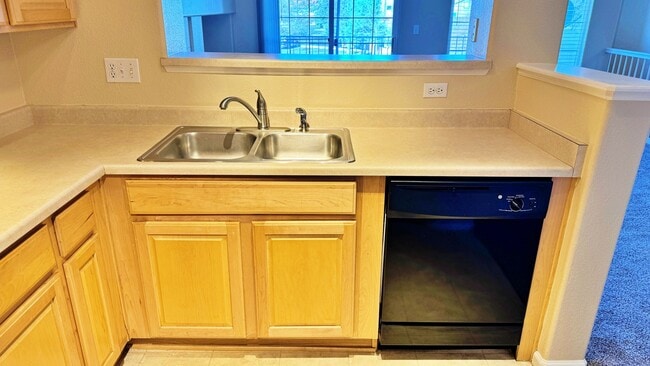 Building Photo - Fantastic NEWER Paint NEWER Carpet 2 Bed 2...