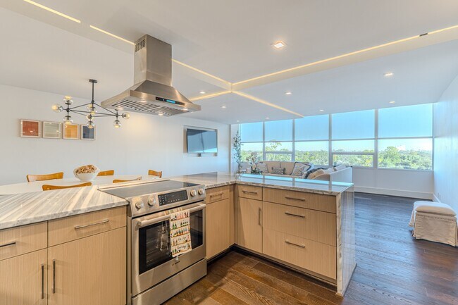 Building Photo - 2701 Westheimer Rd