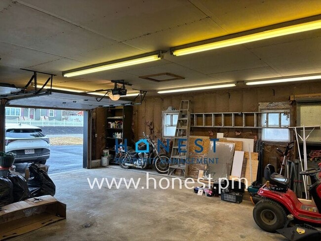 Building Photo - 273 Pond Rd