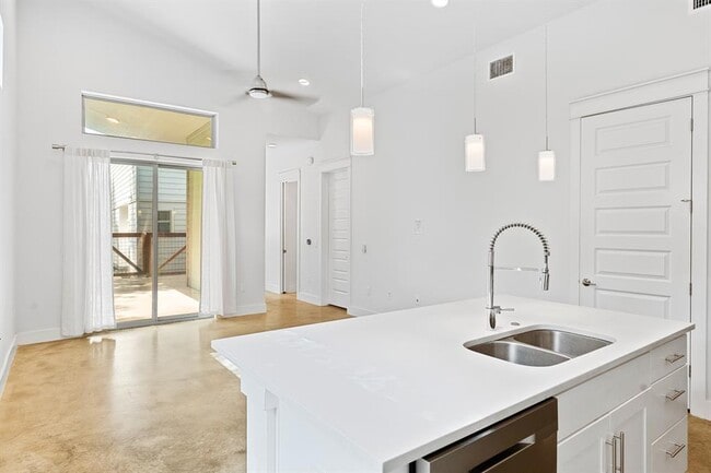 Building Photo - 1609 J J Seabrook Dr