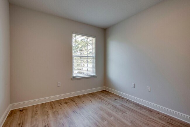 Building Photo - NEWER LUXURY TOWNHOME IN SANTA ROSA BEACH