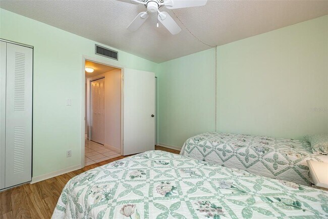 Building Photo - 420 64th Ave