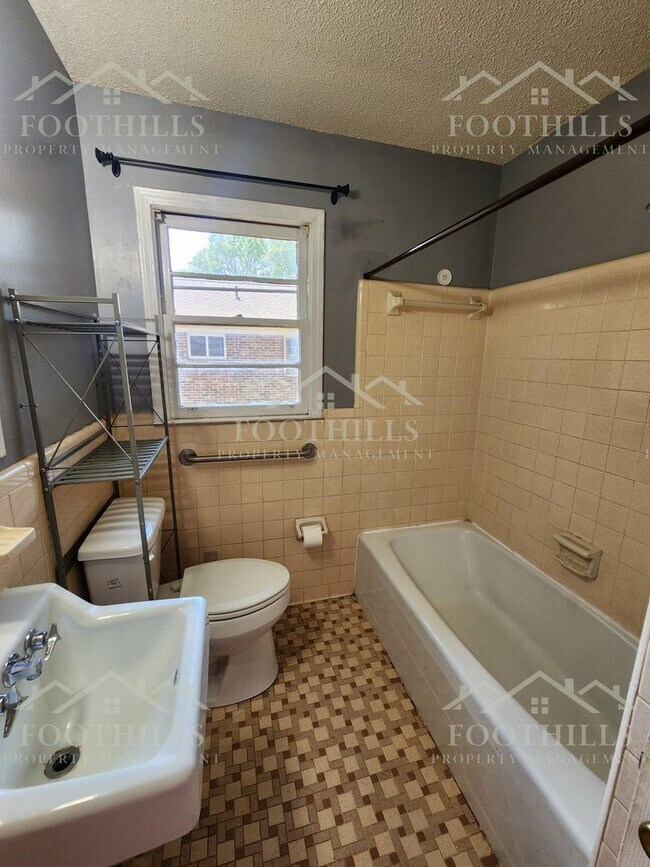 Building Photo - 418 W Fredericks St
