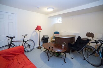 Building Photo - Newly Renovated Temple Apartment