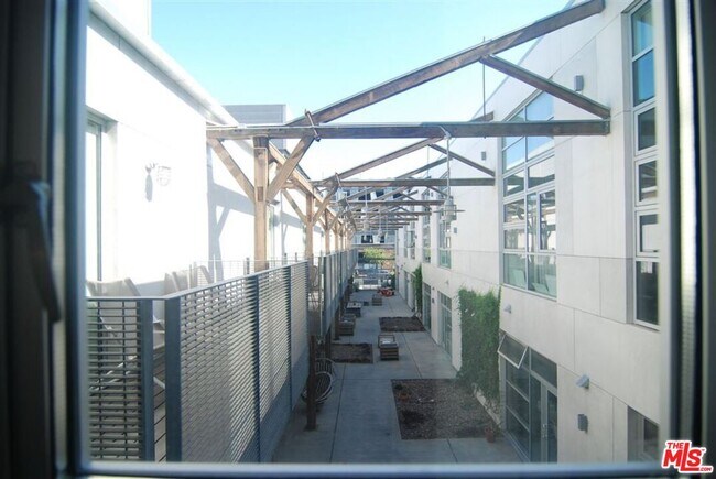 Building Photo - 527 Molino St