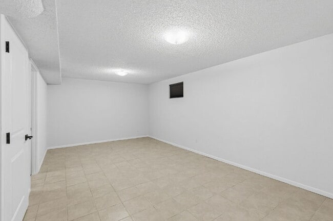 Building Photo - Charming Basement Apartment with Modern Finishes and Flat-Rate Utilities