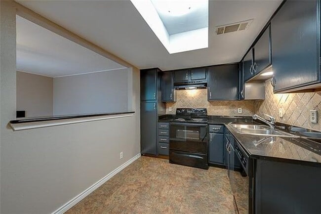 Building Photo - This Townhome is a true gem
