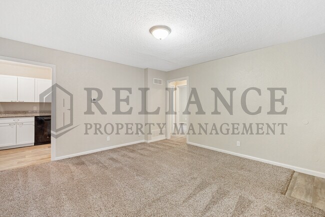 Building Photo - 726 S Bonn St