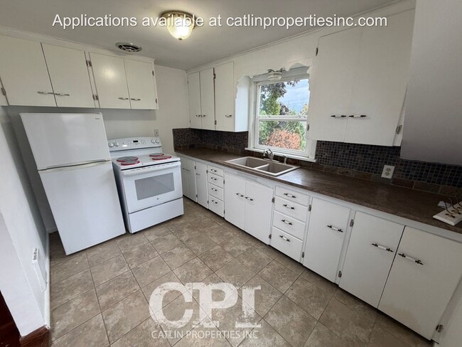 Building Photo - 405 6th Ave N