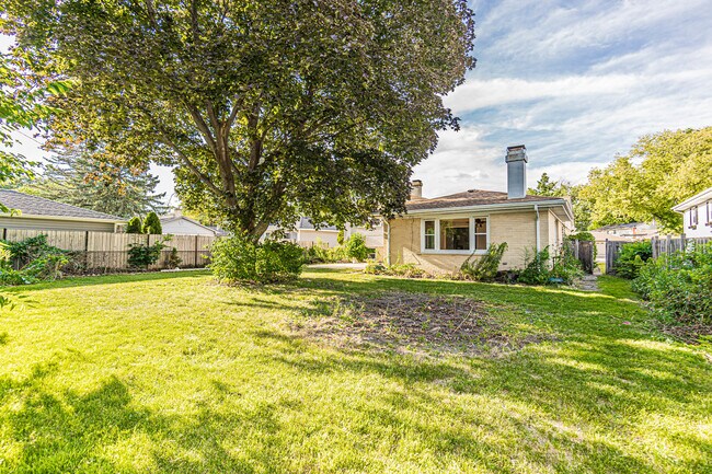 Building Photo - 1767 E Cree Ln