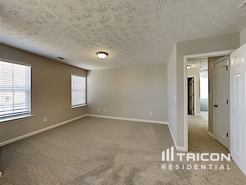 Building Photo - 330 Summit View Dr