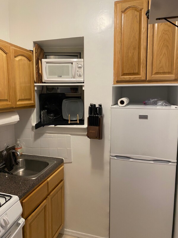 Building Photo - 319 W 21st St