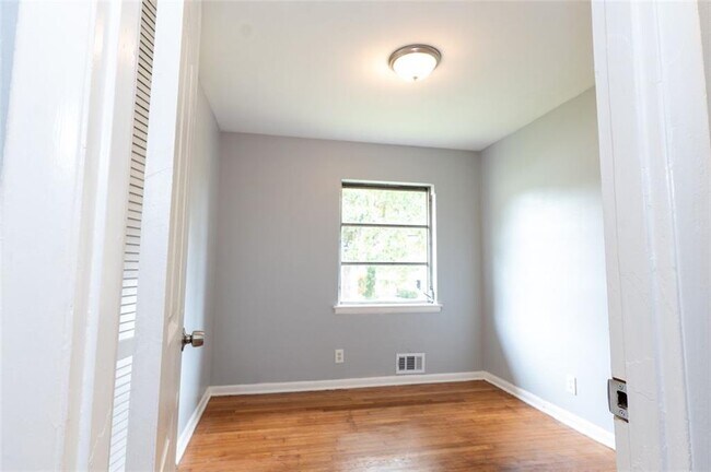Building Photo - 2917 Cambridge Dr SW