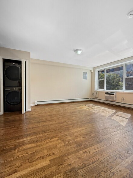 Building Photo - 495 Maple St