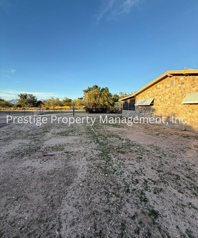 Building Photo - 3BD 2BA Waiting for You to Call Home!!