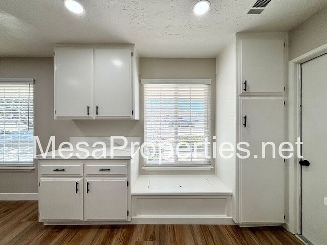 Building Photo - 7095 Lyons Ave