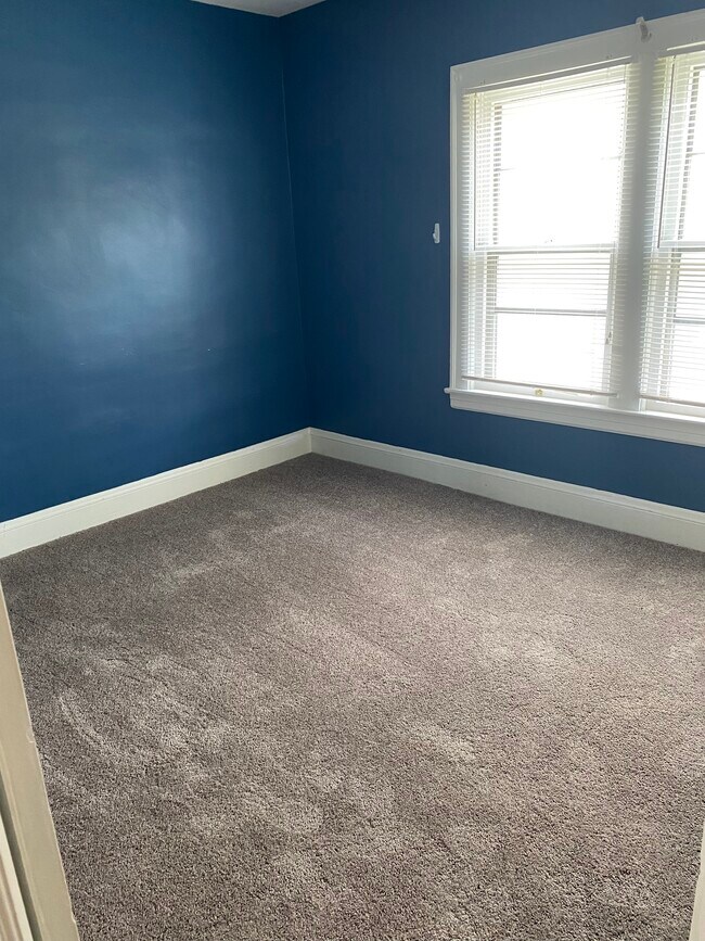 Front bedroom. - 2114 Wascana Ave