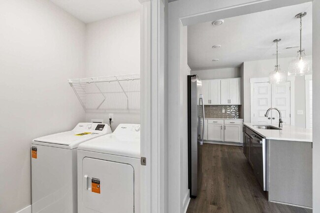 Building Photo - "Charming 3-Bed Townhouse Retreat with 2.5 Baths in Hendersonville's Heart!"
