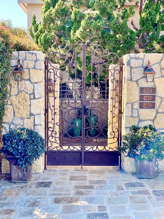 Building Photo - 4256 Noyes St