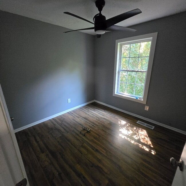 Building Photo - Available NOW— 2 bd/1.5ba townhome near Do...