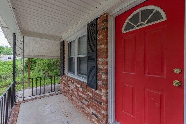 Building Photo - 3 bed/1.5 bath single-family home, with en...