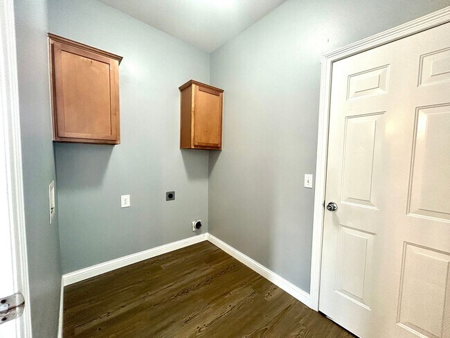 Building Photo - 3 bedroom 2 bath modern style home minutes from Centerton Main!!