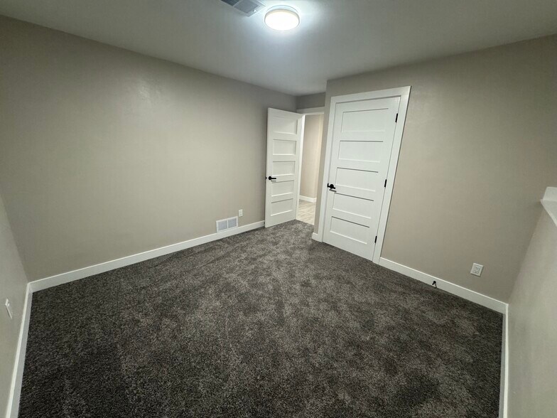 Building Photo - 2740 W Glenpark Dr