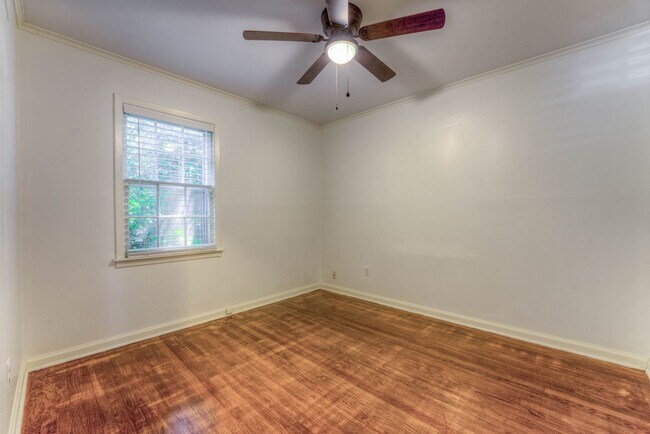 Building Photo - 4 bed/2 bath