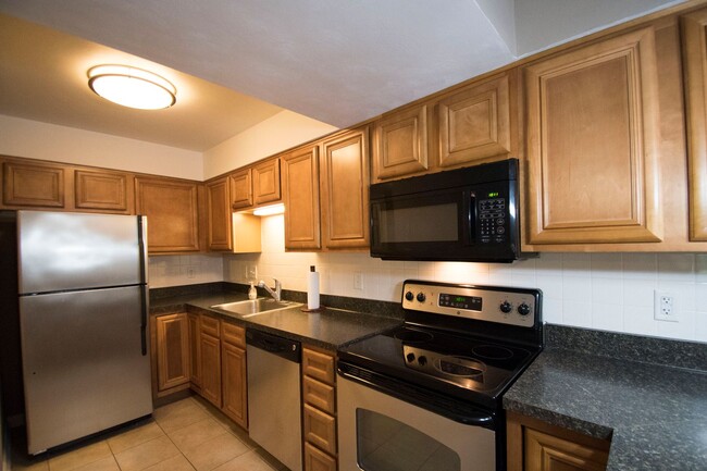 Building Photo - 2 Bed/1 Bath.  On bus route. Off street Pa...