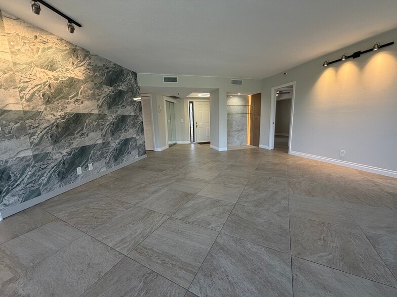 Building Photo - 5279 Fountains Dr S
