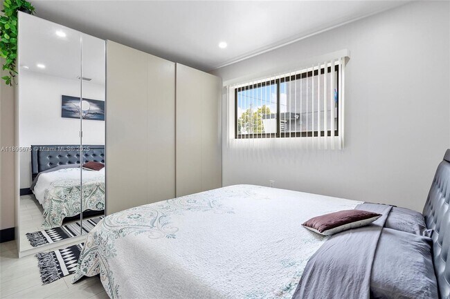 Building Photo - 100 NE 71st St