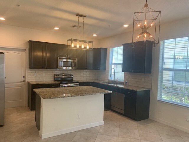 Building Photo - 9488 SW Merlin Ct