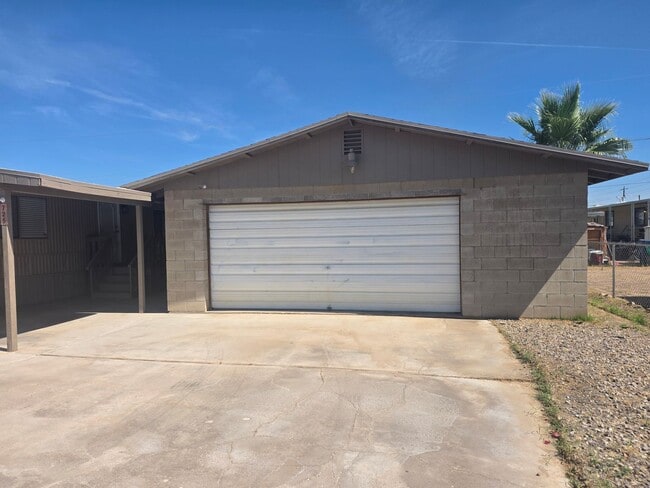 Building Photo - Fully Remodeled 2 bed/2 bath on 2 lots and Huge detached Garage!