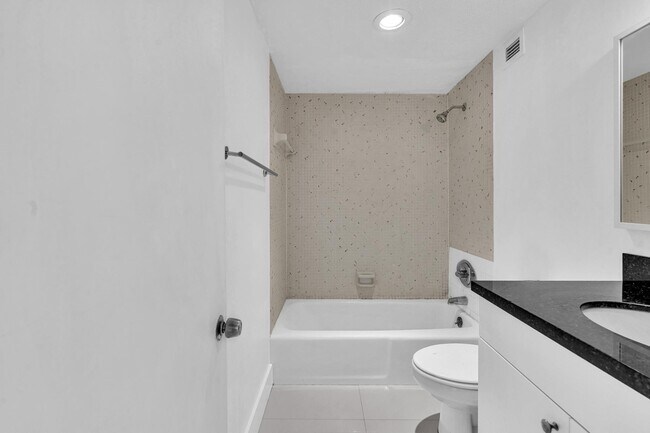 Building Photo - 400 Kings Point Dr
