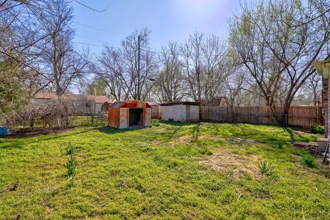 Building Photo - Move-In Ready! Beautifully Updated Home with Easy I-40 Access!