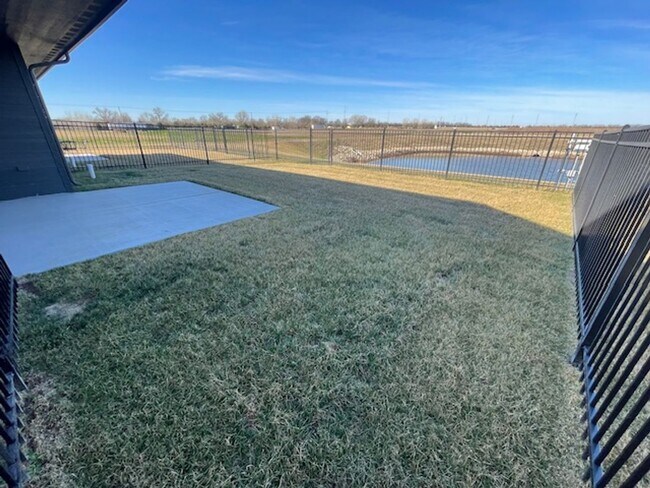 Building Photo - 16283/85 Ike Ct