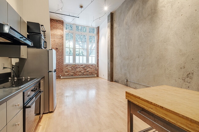 Building Photo - 461 2nd St